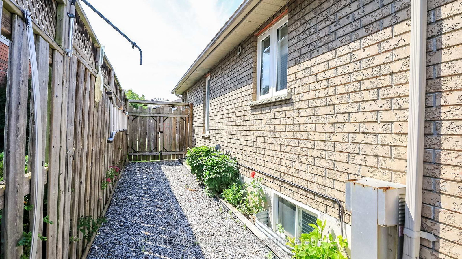 36 Benjamin Lane • Barrie, ON photo 9