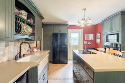 2289 Kinnear Side Road — more photos