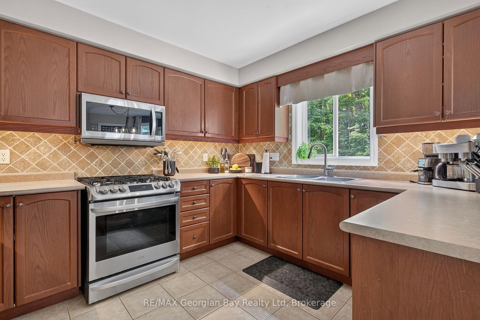 400 Keller Drive • Midland, ON photo 8