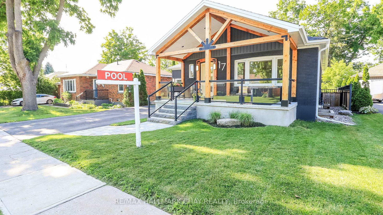 17 Bowman Avenue • Barrie, ON photo 3