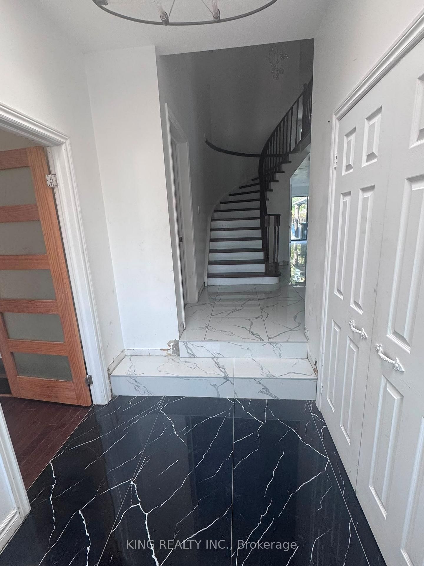526 Grove Street E • Barrie, ON photo 3