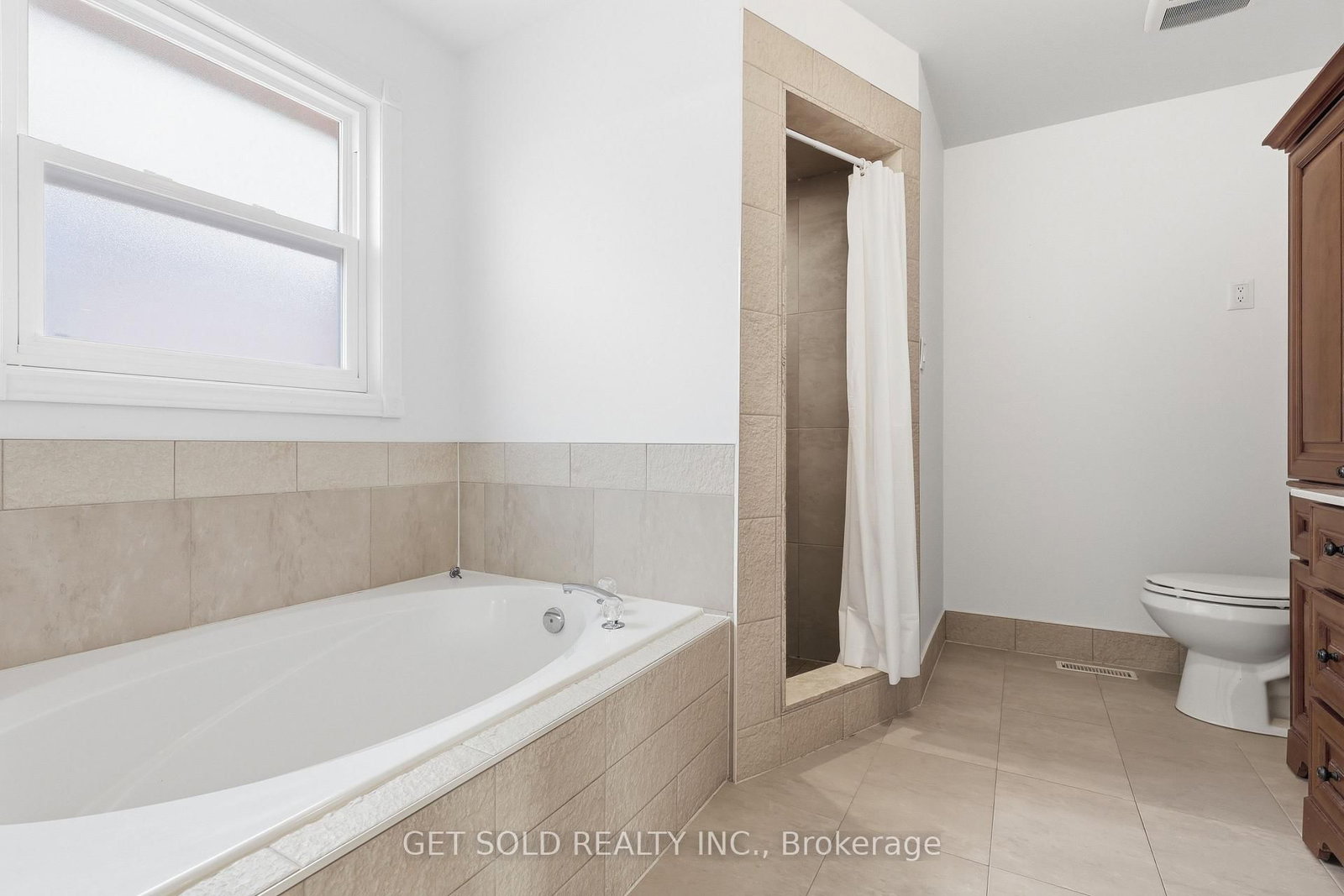 28 Hawkins Drive • Barrie, ON photo 6