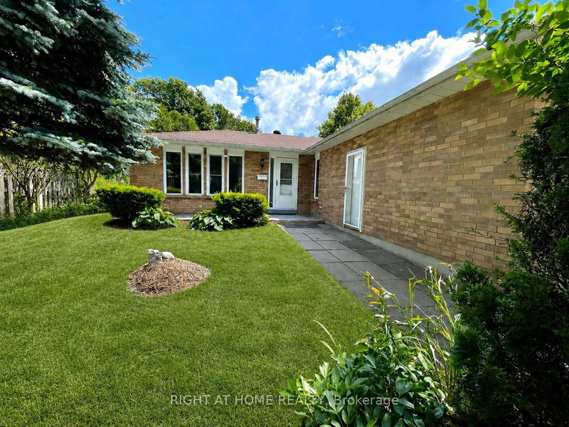 941 Victoria St photo 4