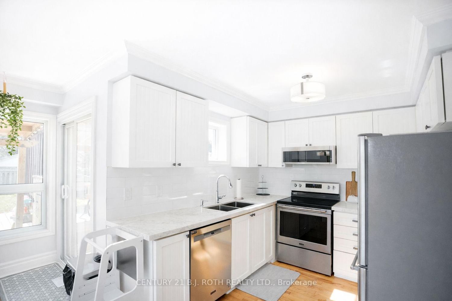 9 Laidlaw Drive N • Barrie, ON photo 8