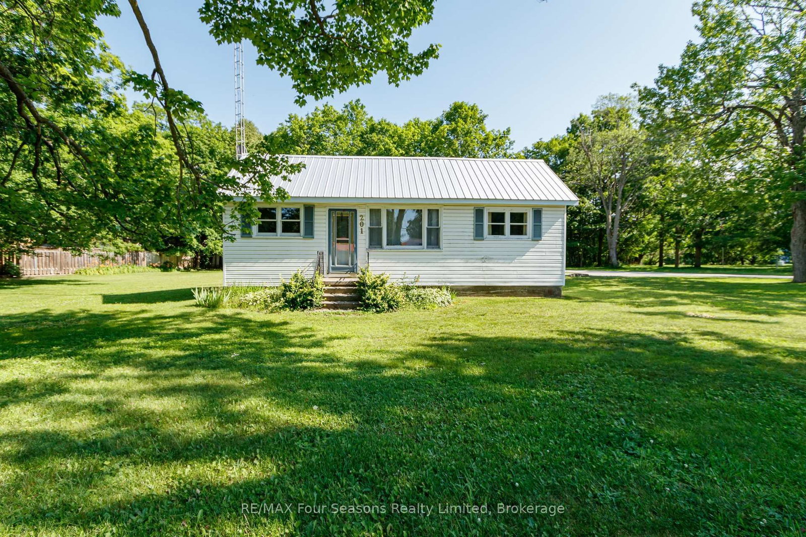 201 Sunnidale Street • Clearview, ON photo 3