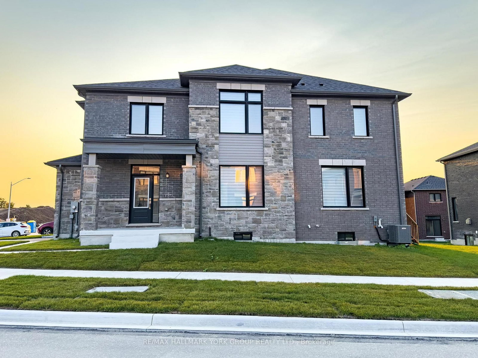 145 Fenchurch Manor • Barrie, ON photo 2