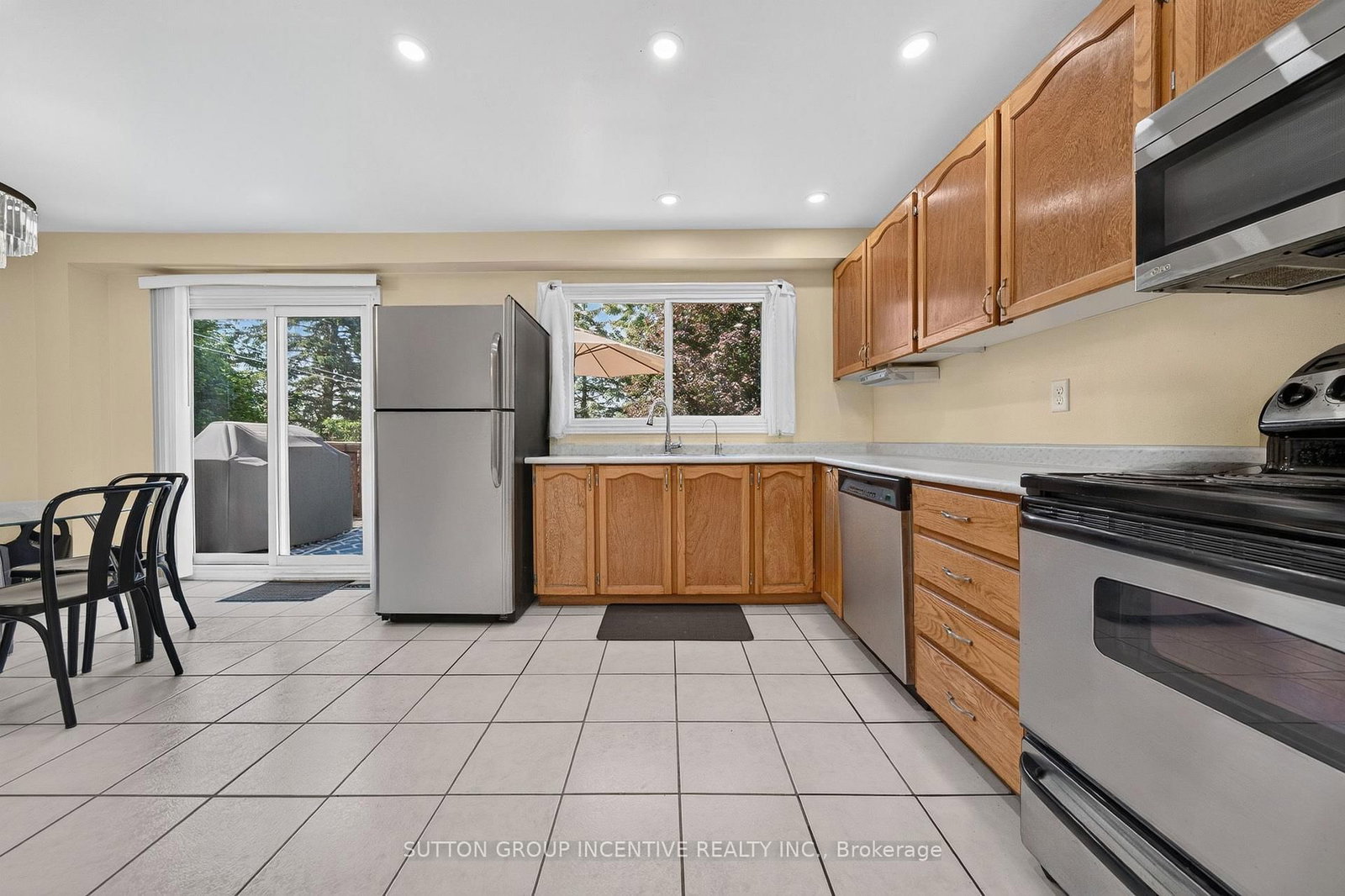 26 Fox Run • Barrie, ON photo 8