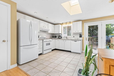 180 Burns Circle • Barrie, ON photo 5