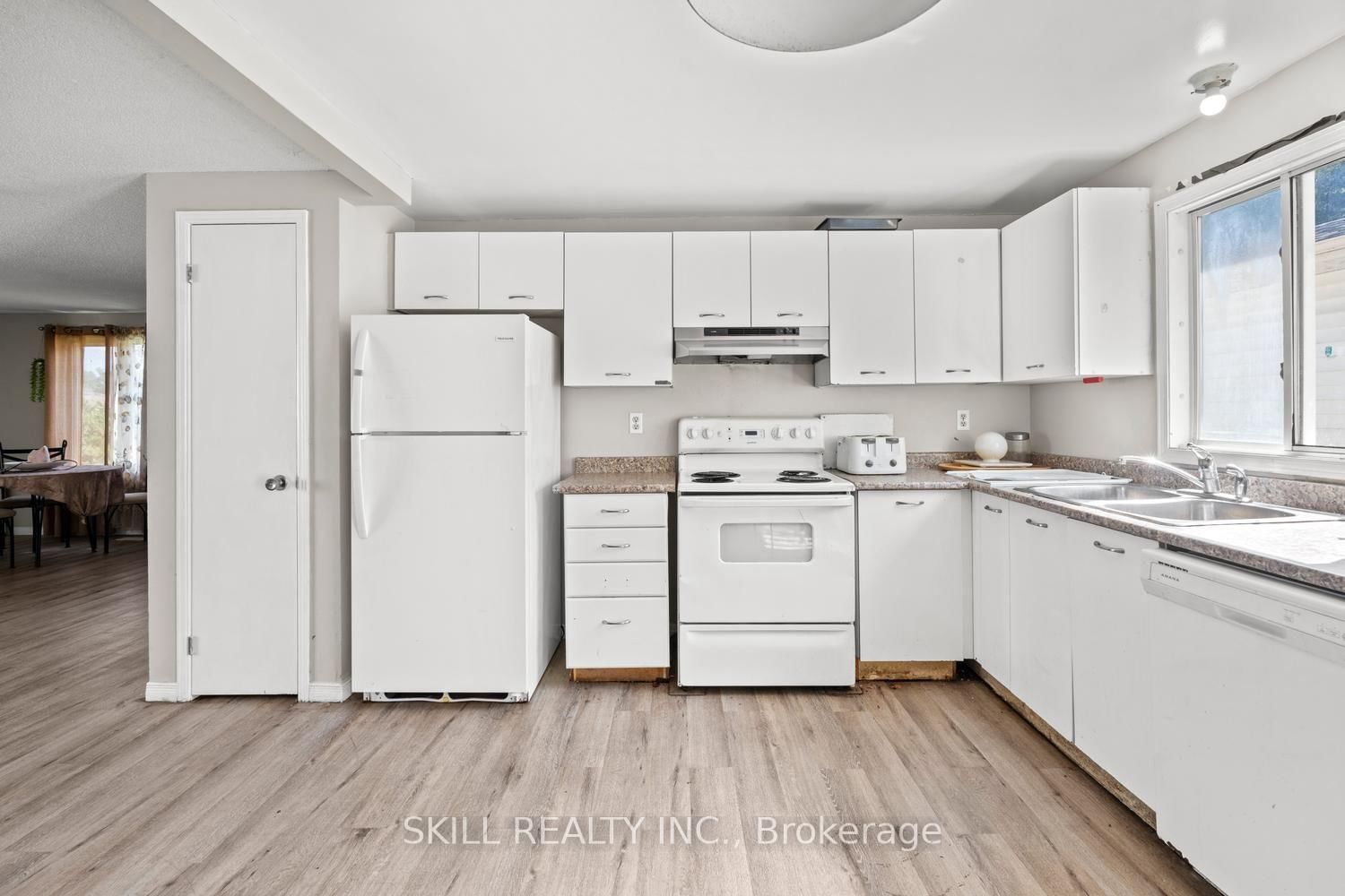 141 Hickling Trail • Barrie, ON photo 10