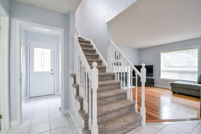 17 CROMPTON Drive — photo 4