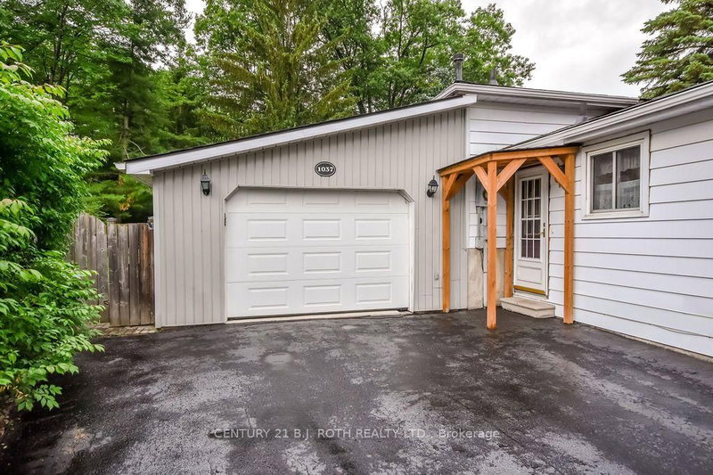 1037 Glen Eagles Crescent