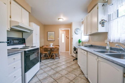 1037 Glen Eagles Crescent — more photos