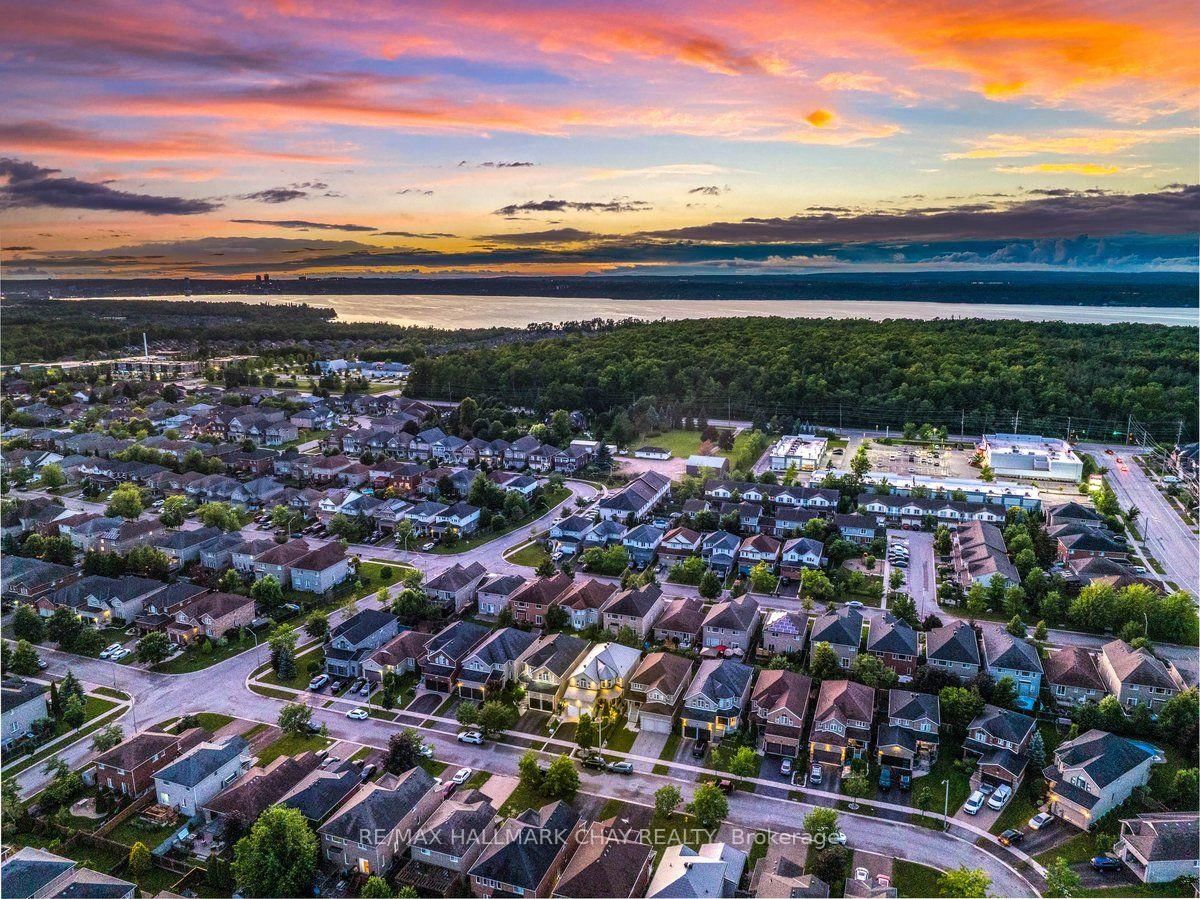 12 Parisian Crescent • Barrie, ON photo 4