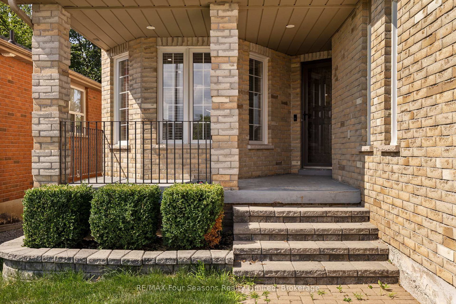 144 Country Lane • Barrie, ON photo 3