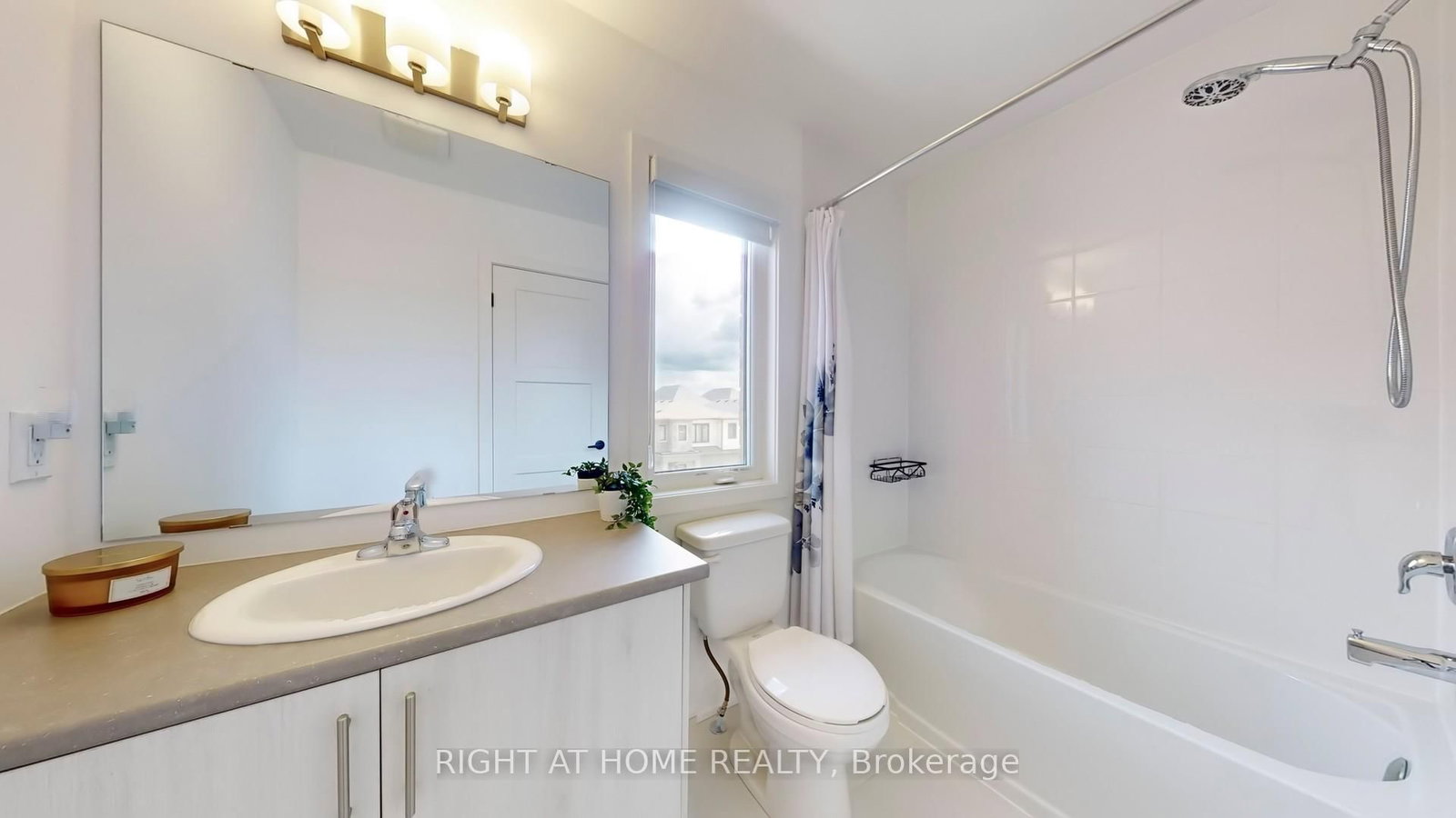 1 PUMPKIN CORNER Crescent • Barrie, ON photo 11