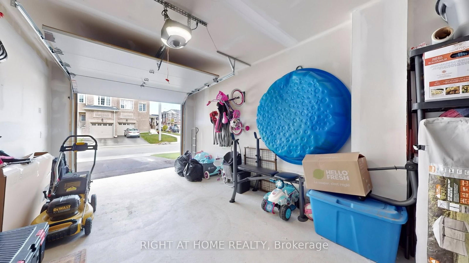 1 PUMPKIN CORNER Crescent • Barrie, ON photo 14