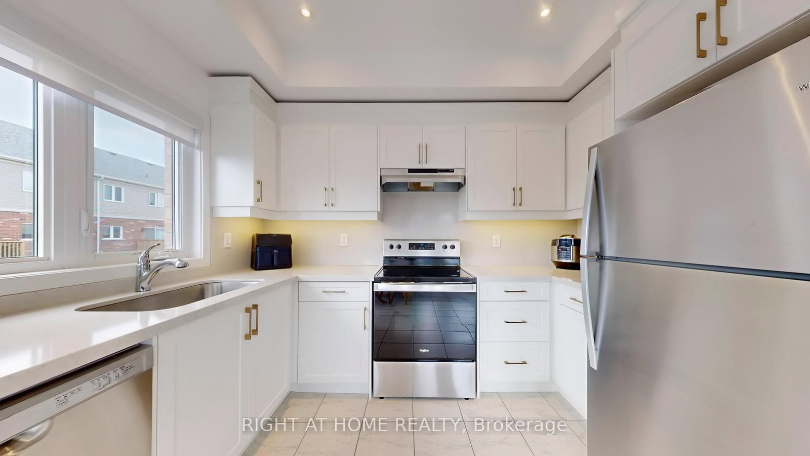 1 PUMPKIN CORNER Crescent • Barrie, ON photo 5