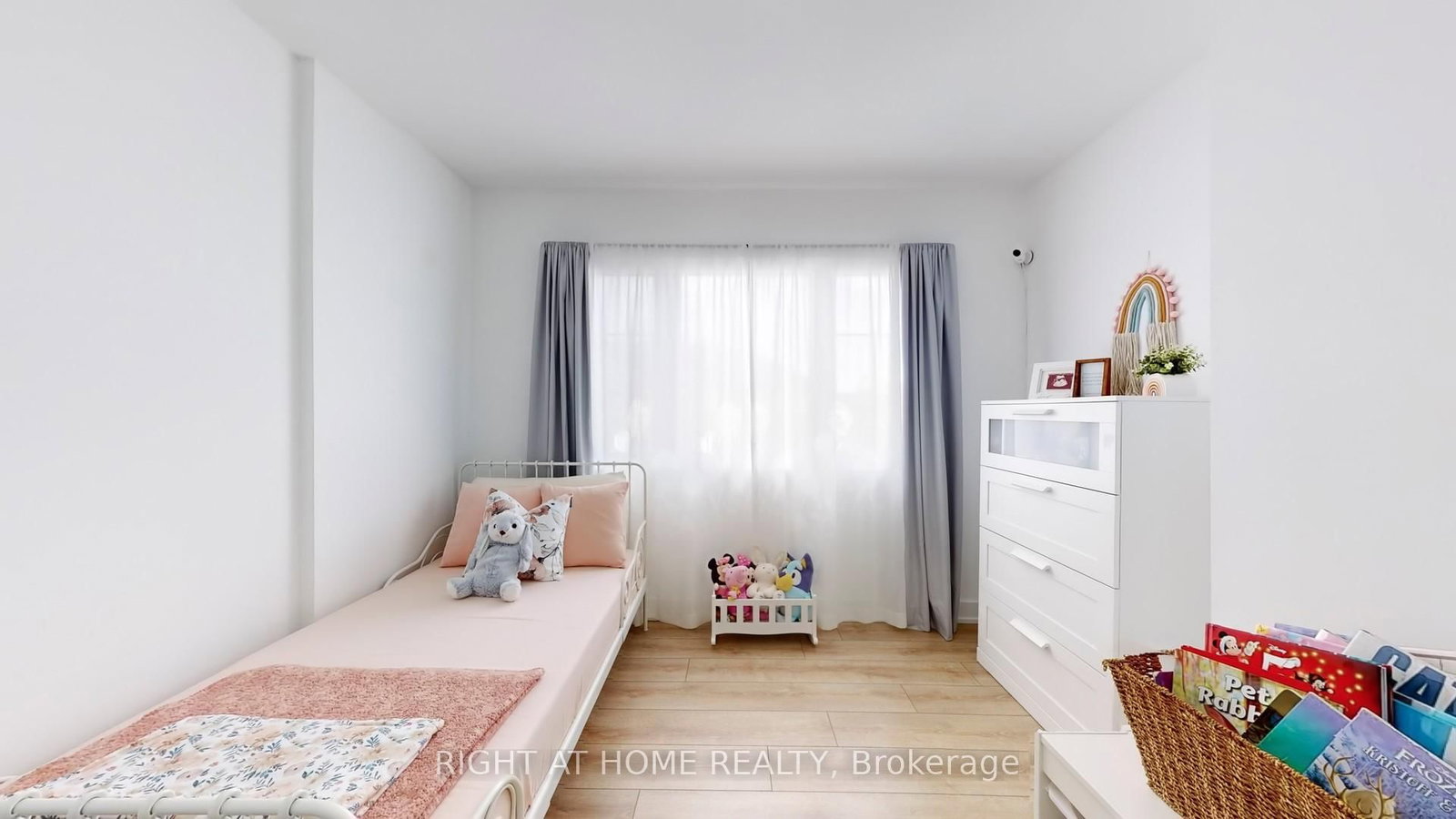 1 PUMPKIN CORNER Crescent • Barrie, ON photo 9