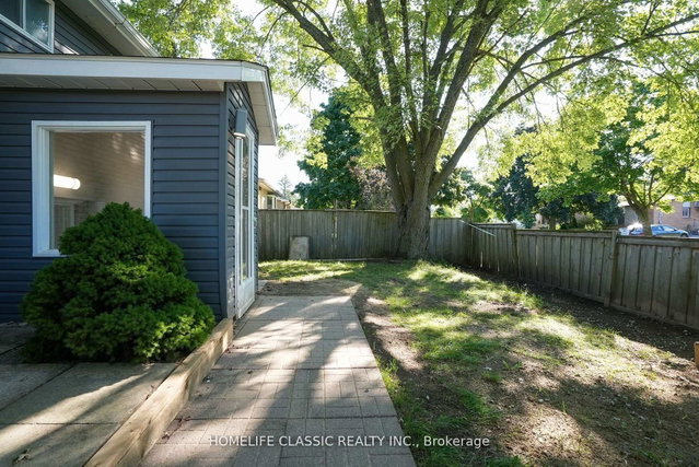 100 Chaucer Crescent