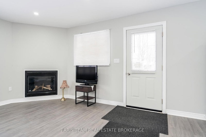 3554 John St photo 4