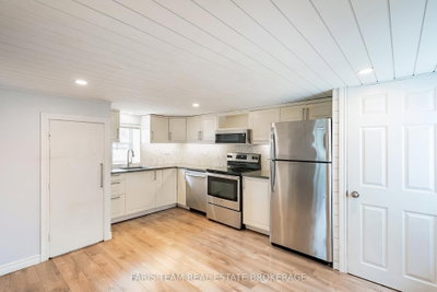 5 Robert Street • Barrie, ON photo 4