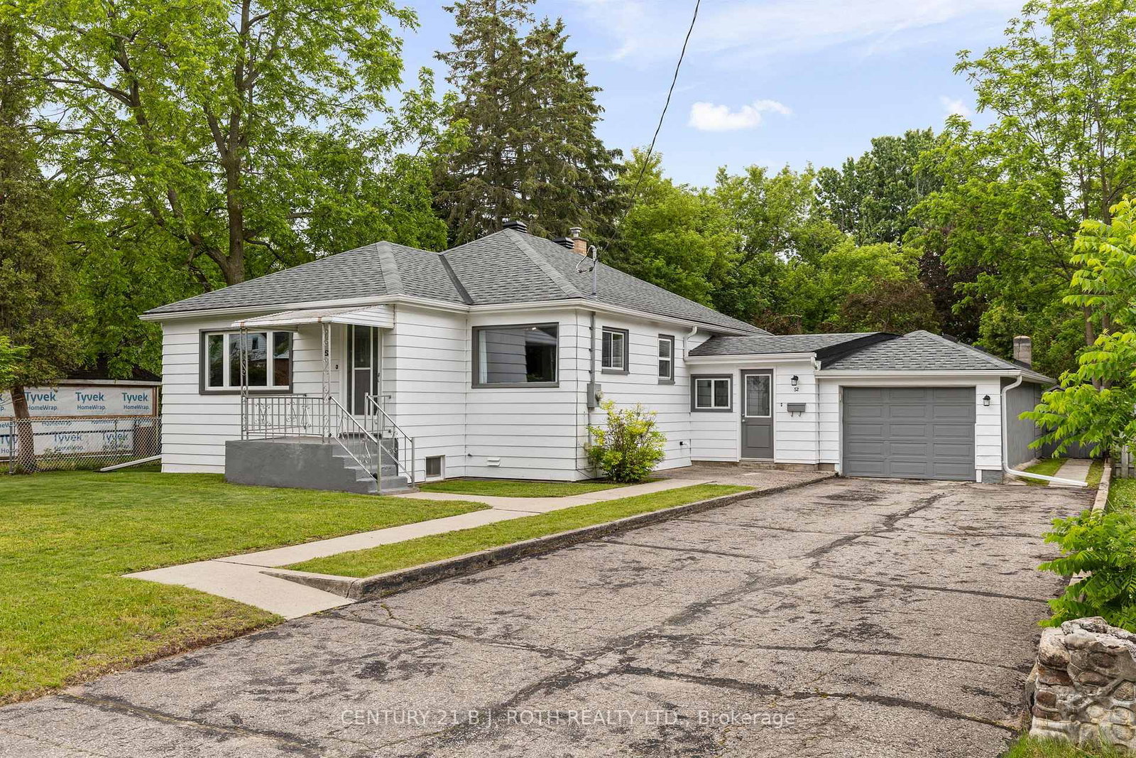 Detached House for sale at 52 Marcus Street, Barrie, Ontario, L4N 3L8 - Allandale - MLS: S13583732