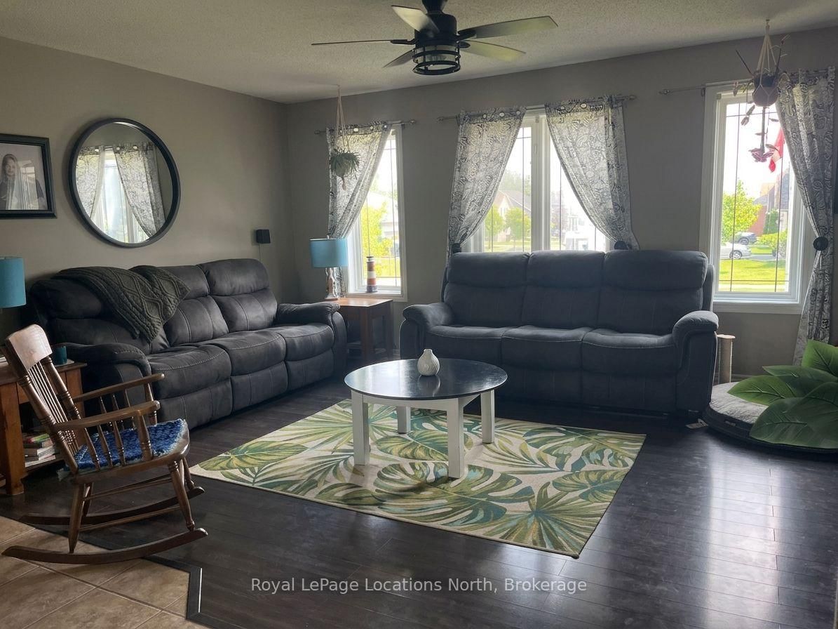239 Atkinson Street • Clearview, ON photo 2