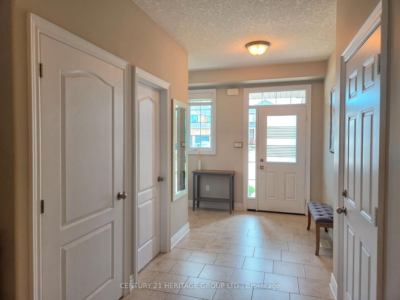 46 NATHAN Crescent • Barrie, ON photo 2