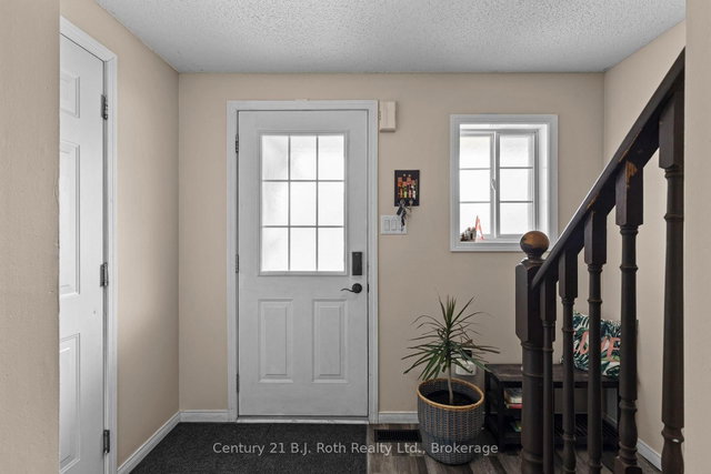33 Courtney Crescent