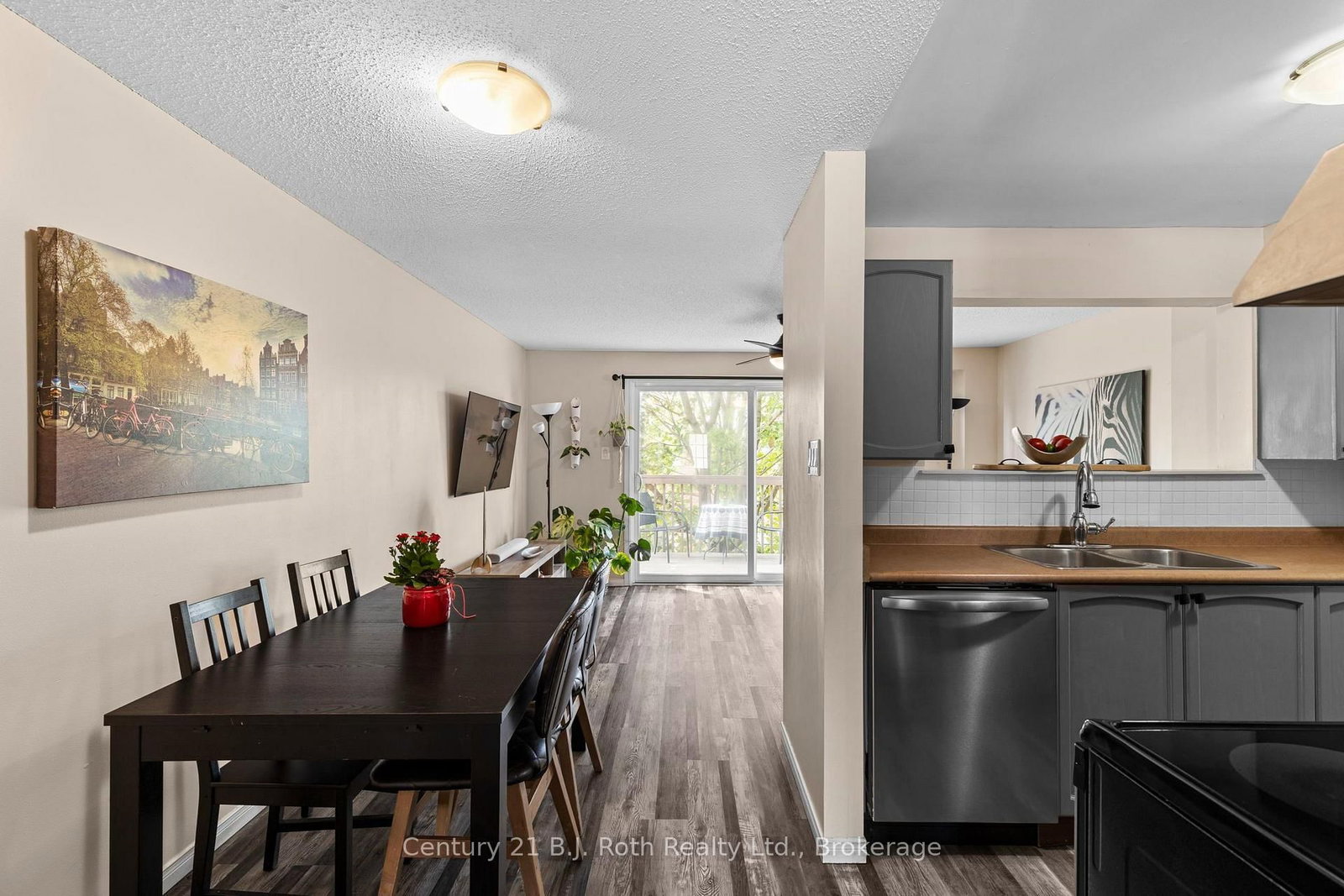 33 Courtney Crescent • Barrie, ON photo 5