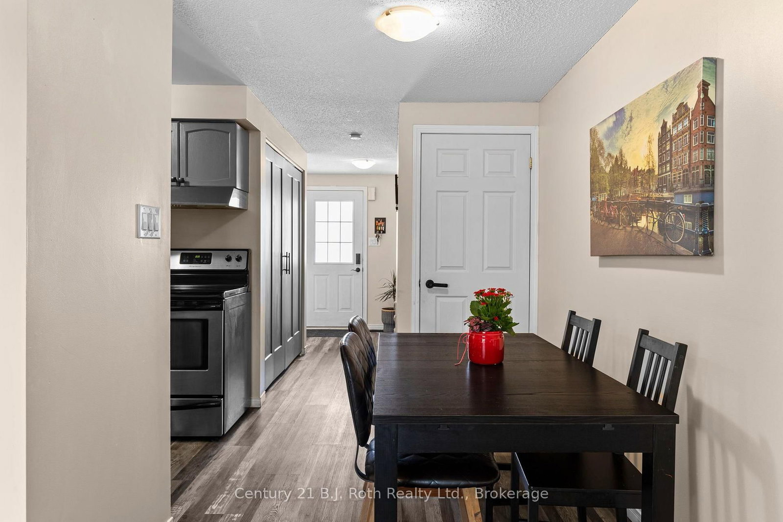 33 Courtney Crescent • Barrie, ON photo 6