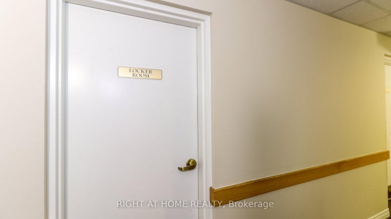 94 Dean Ave photo 4