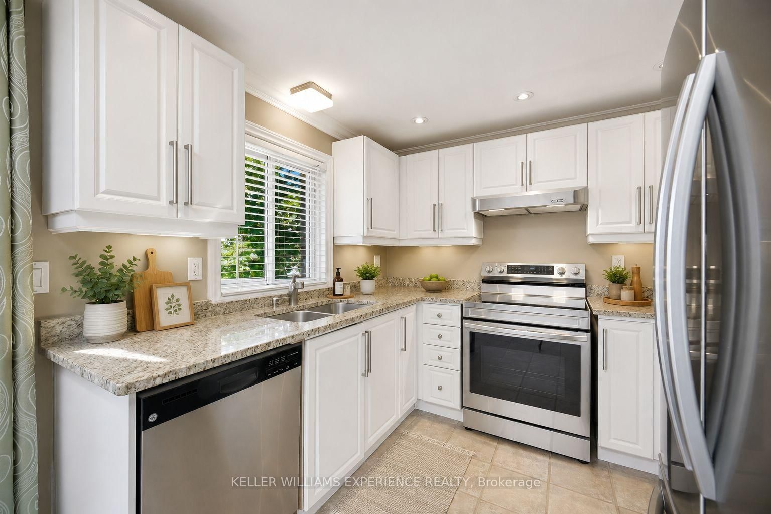 526 Leacock Drive • Barrie, ON photo 5