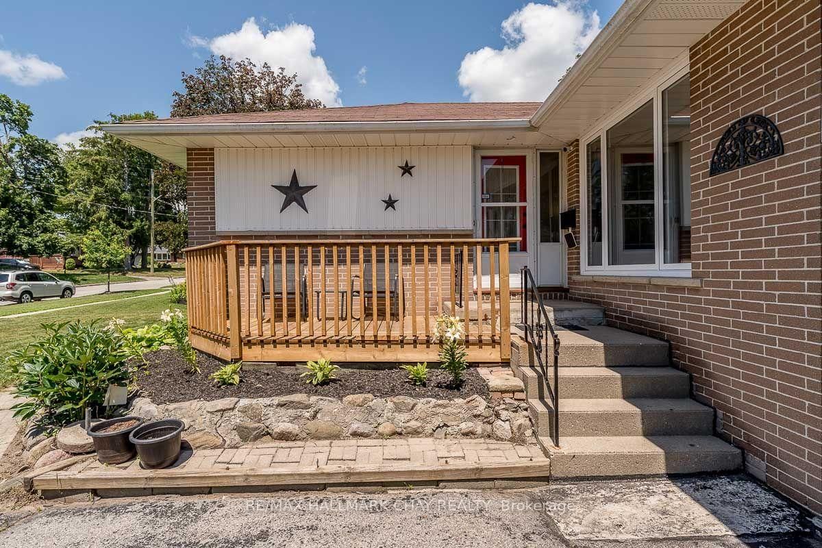 23 Downsview Drive • Barrie, ON photo 3