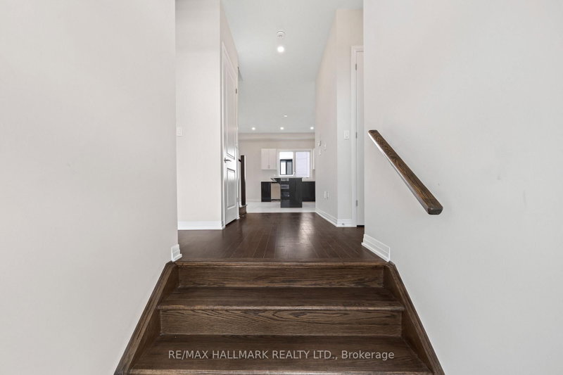 3769 Sunbank Cres photo 4