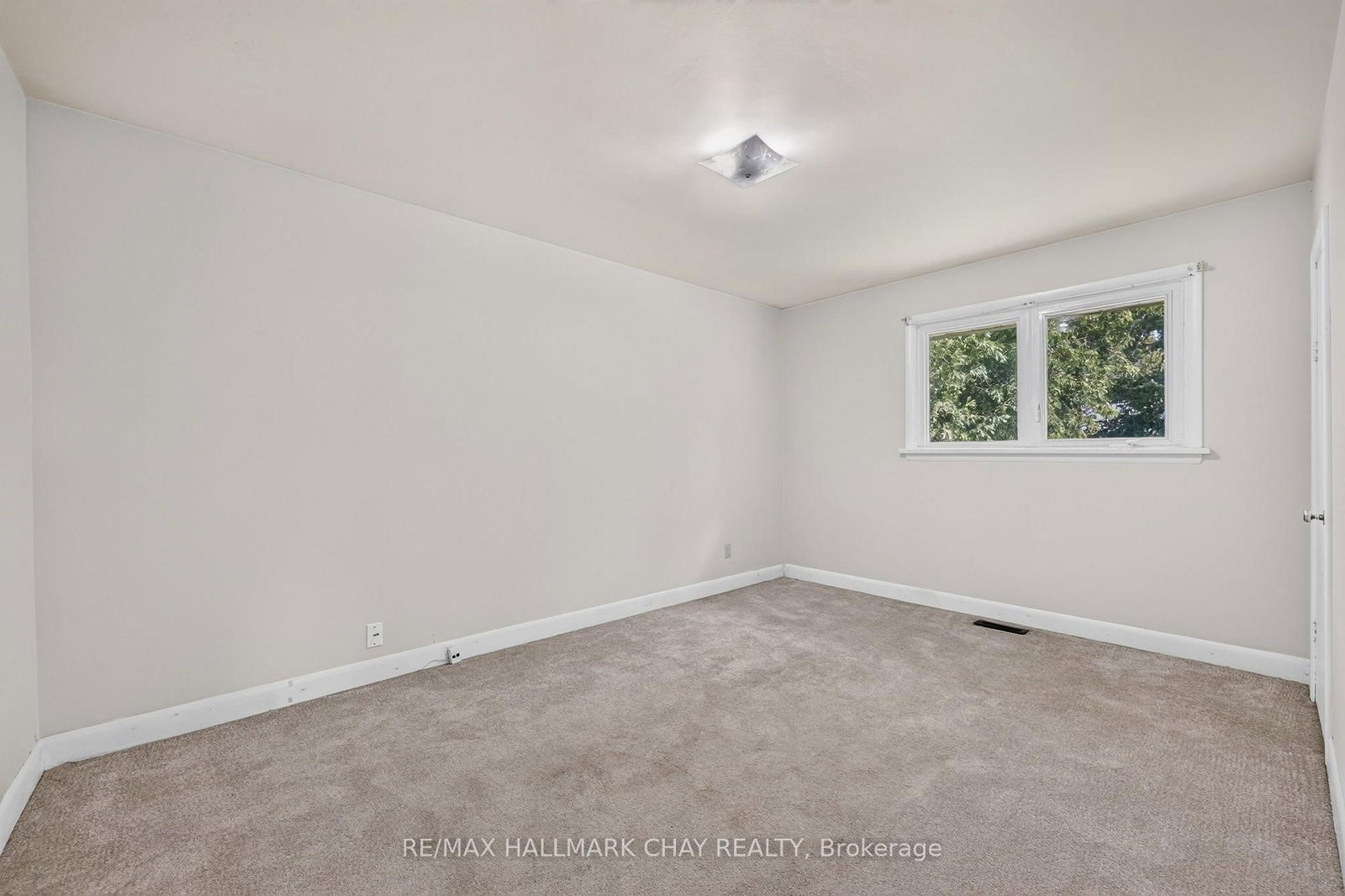348 E Grove Street • Barrie, ON photo 6