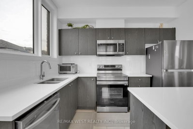 34 Spry Lane • Barrie, ON photo 3