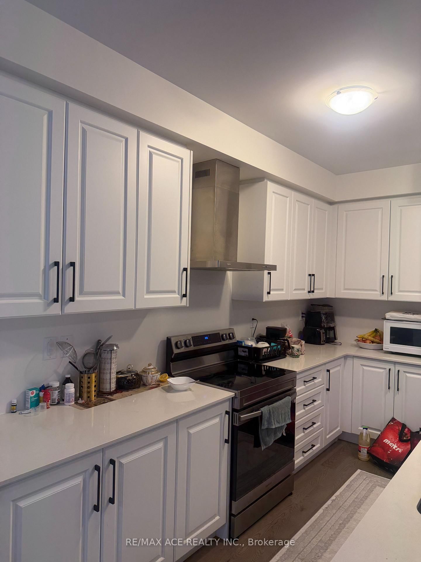 94 Phoenix Boulevard, Barrie 2