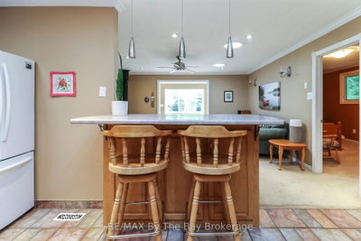 116 Stroud Crescent — more photos