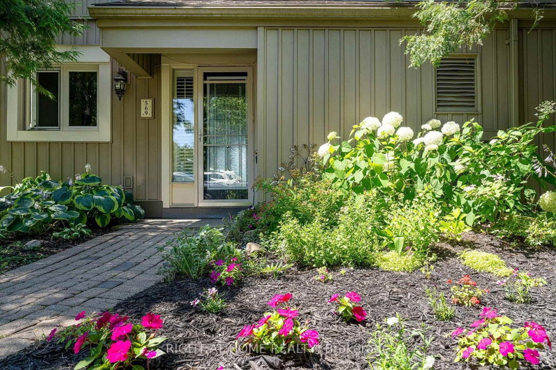 569 Oxbow Crescent