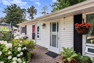 32 Tiny Beaches Road N