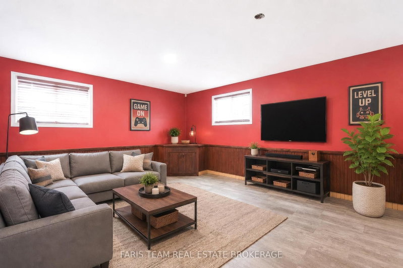 1008 Rainbow Valley Road W