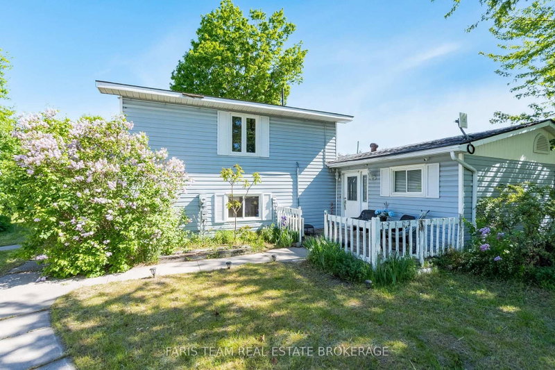 1008 Rainbow Valley Road W photo 2