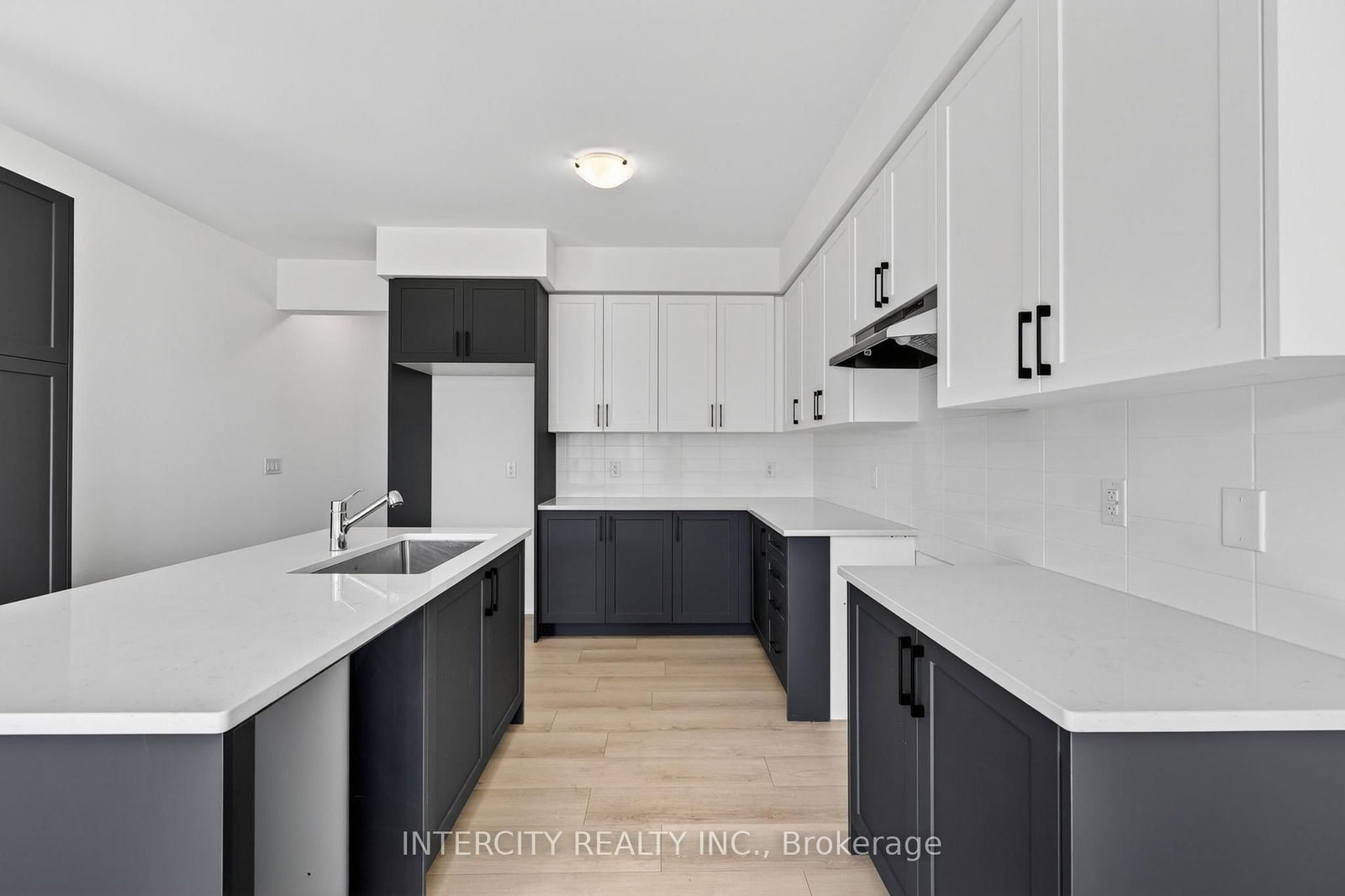 22 Legacy Circle • Wasaga Beach, ON photo 11