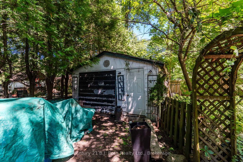 307 Tiny Beaches Road W