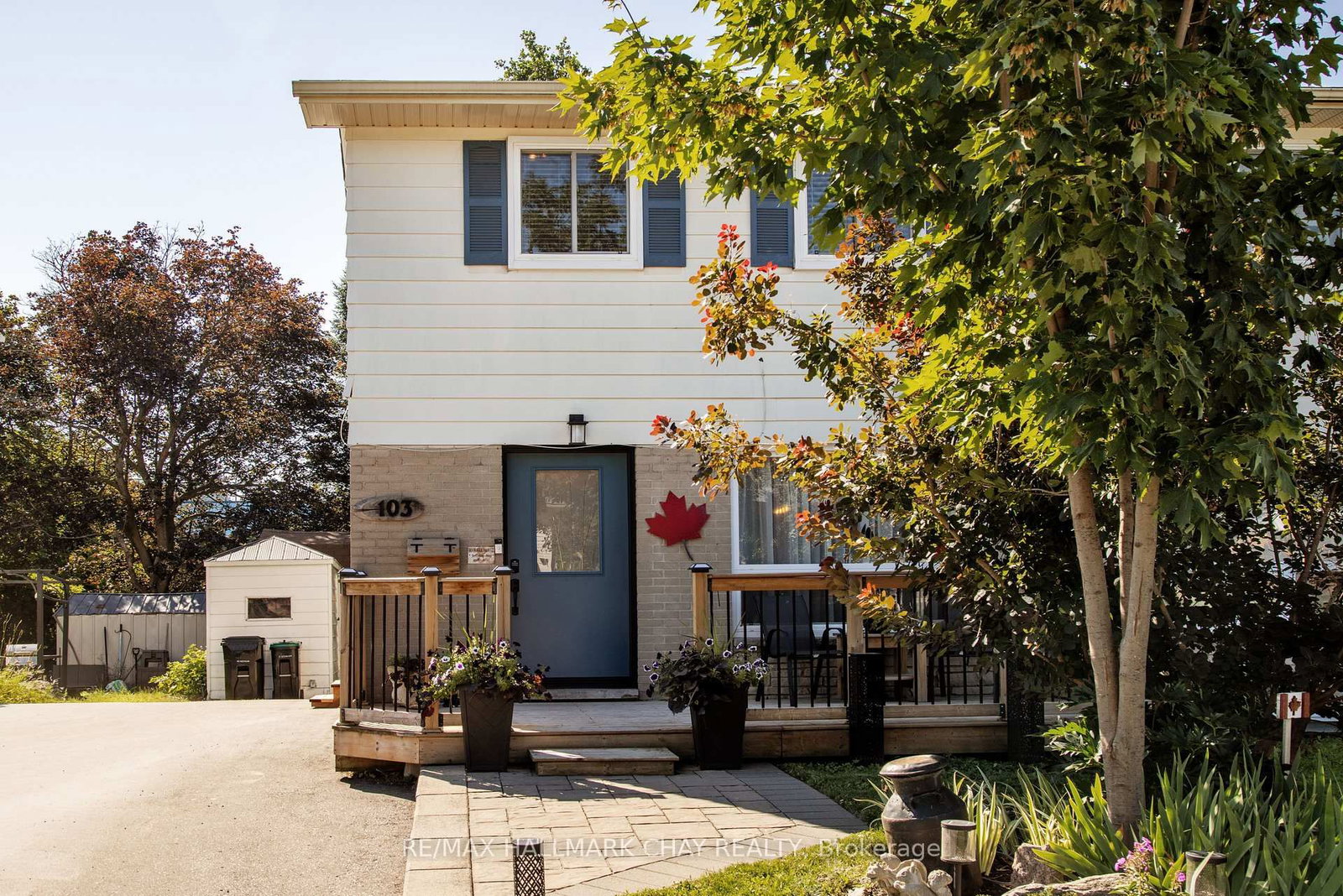 103 Daphne Crescent • Barrie, ON photo 2