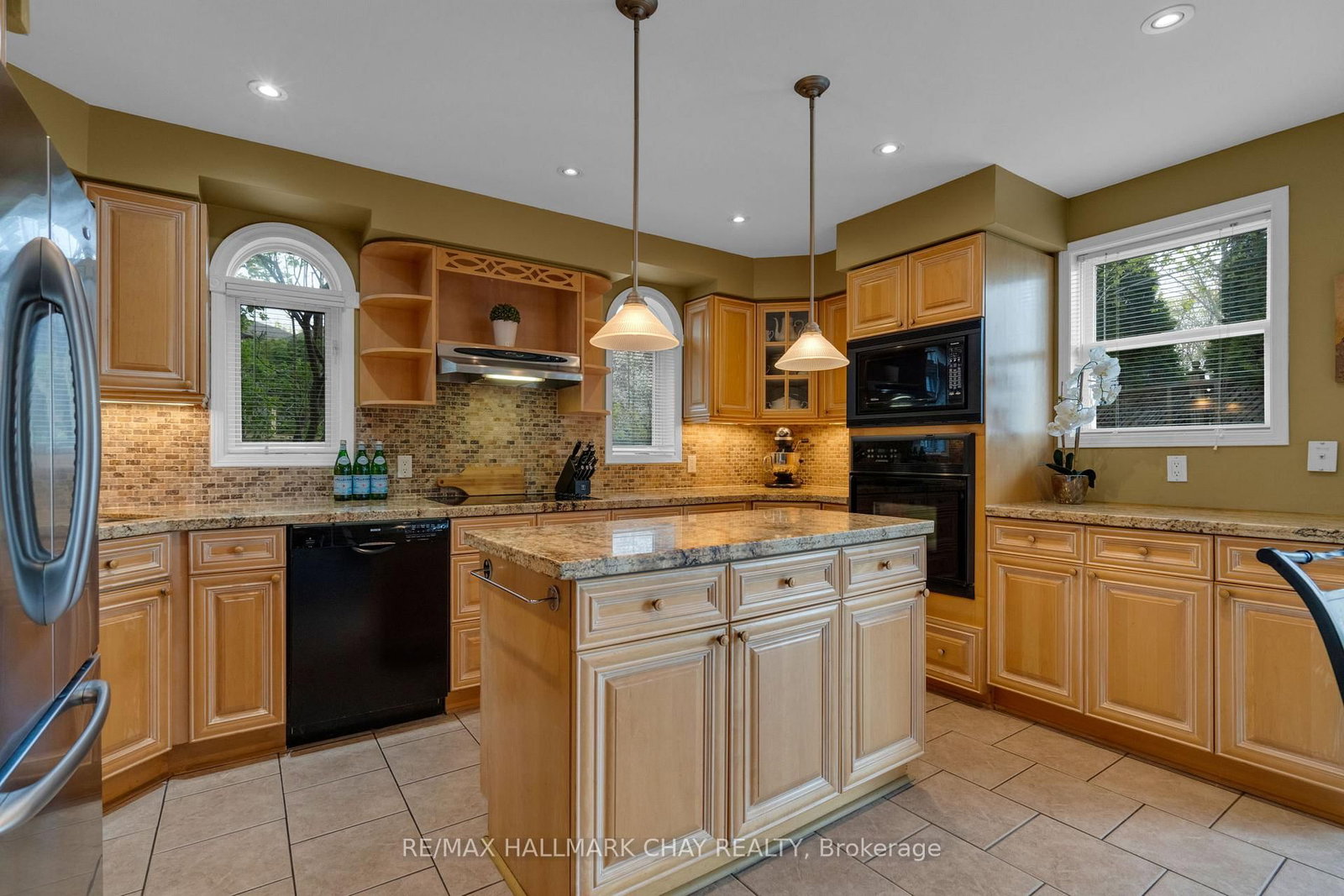 34 Crompton Drive • Barrie, ON photo 8