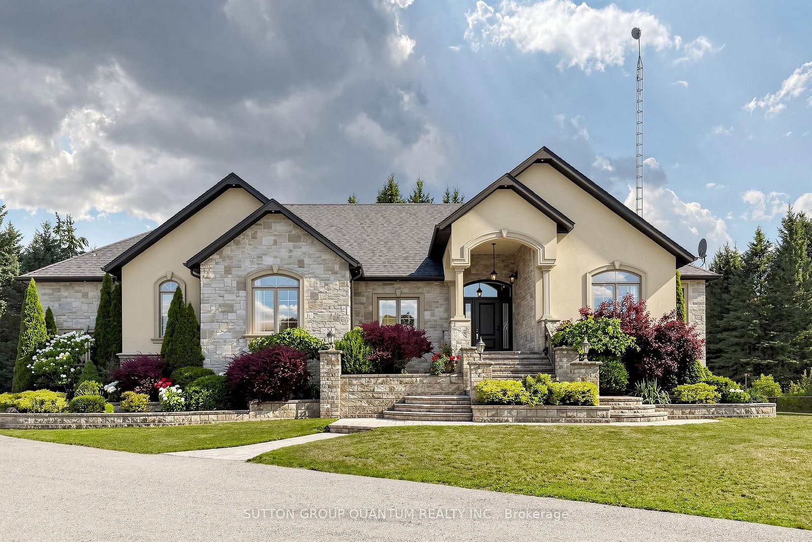 3712 Michael Street • Clearview, ON photo 2