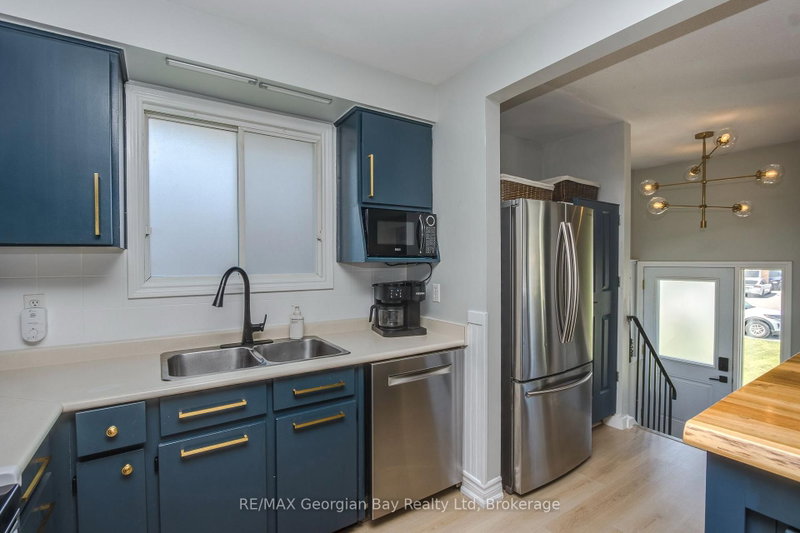 475 Athabaska St photo 5