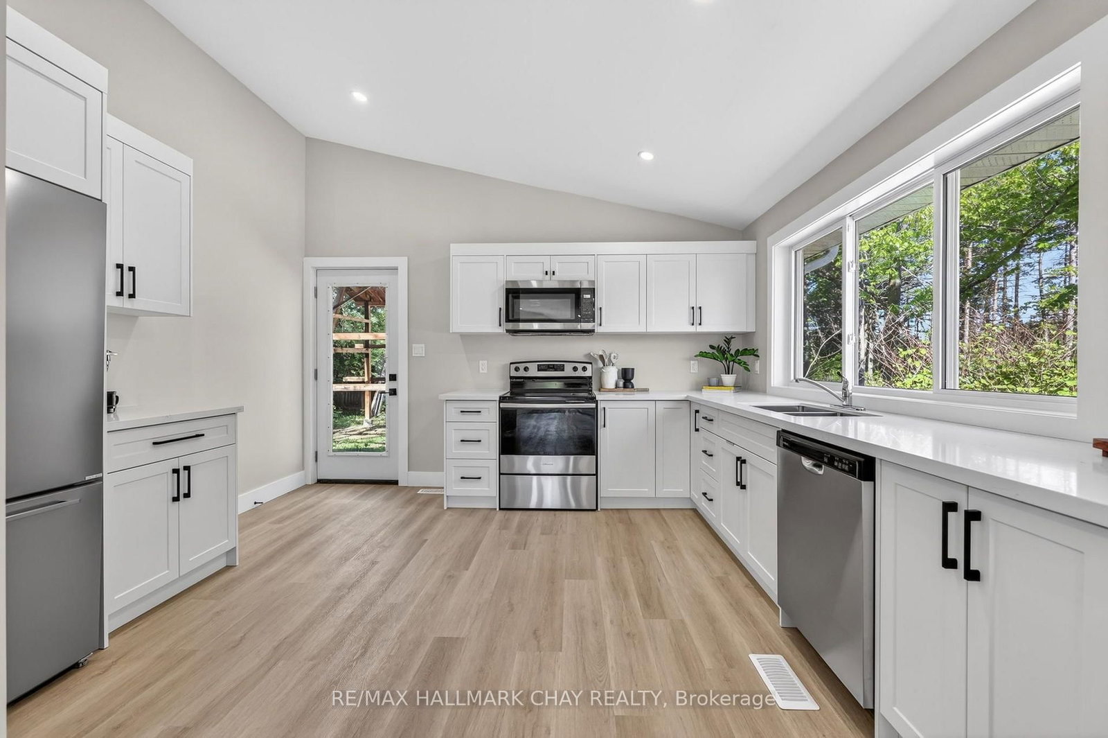 8717 Beachwood Road • Wasaga Beach, ON photo 20